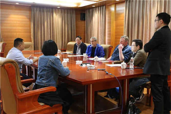 热烈欢迎加拿大木业协会莅临菲特威尔木屋参观考察